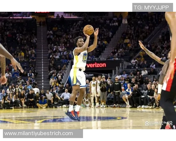 锡安上半场表现抢眼15分钟内贡献8分9板3助3断2帽展现实力